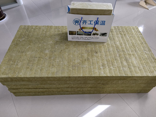 在制作巖棉板的時(shí)候,需要使用原料來(lái)加工生產(chǎn)